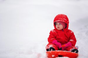 Niño con Raquetas de Nieve