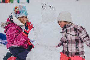 ruta de raquetas de nieve con adultos y niños