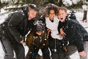 actividades de invierno en grupo en la nieve