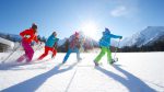 actividades de invierno en grupo en la nieve